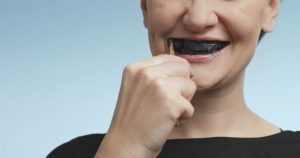 4 Riscos que Ninguém te Conta - Carvão para Clarear os Dentes 1 Carvão para Clarear os Dentes