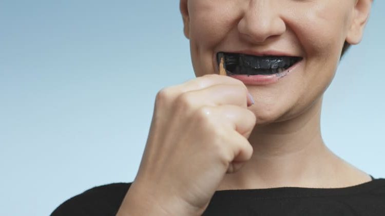  4 Riscos que Ninguém te Conta – Carvão para Clarear os Dentes