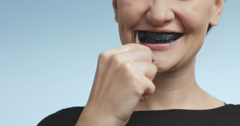 4 Riscos que Ninguém te Conta – Carvão para Clarear os Dentes
