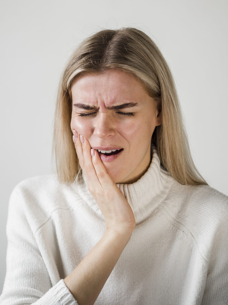 Dentes Sensíveis Após Clareamento – Causas, Cuidados e Soluções